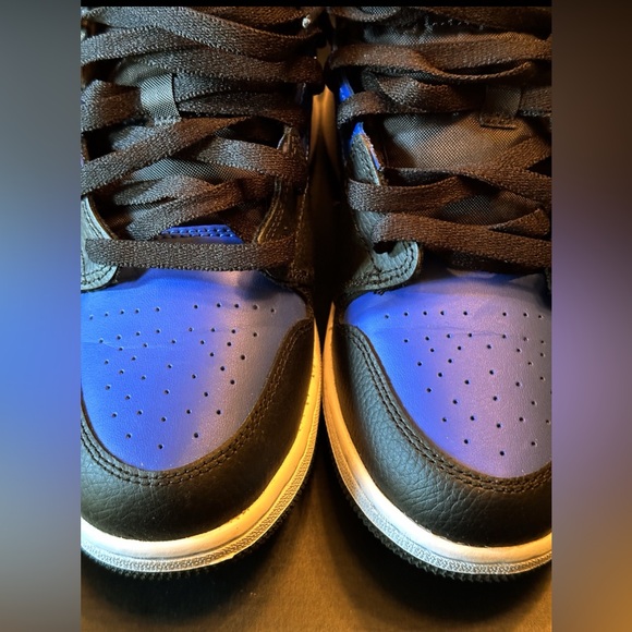 Air Jordan 1’s Mid Shoes (GS) Big Boys - Picture 5 of 11